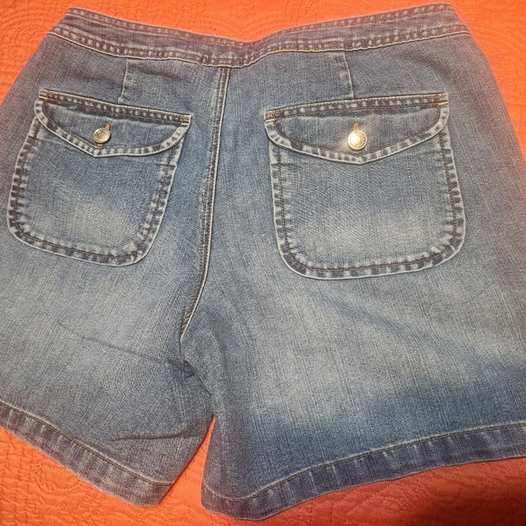 Old Navy Denim Blue Women's Shorts Cargo Style - Picture 2 of 4